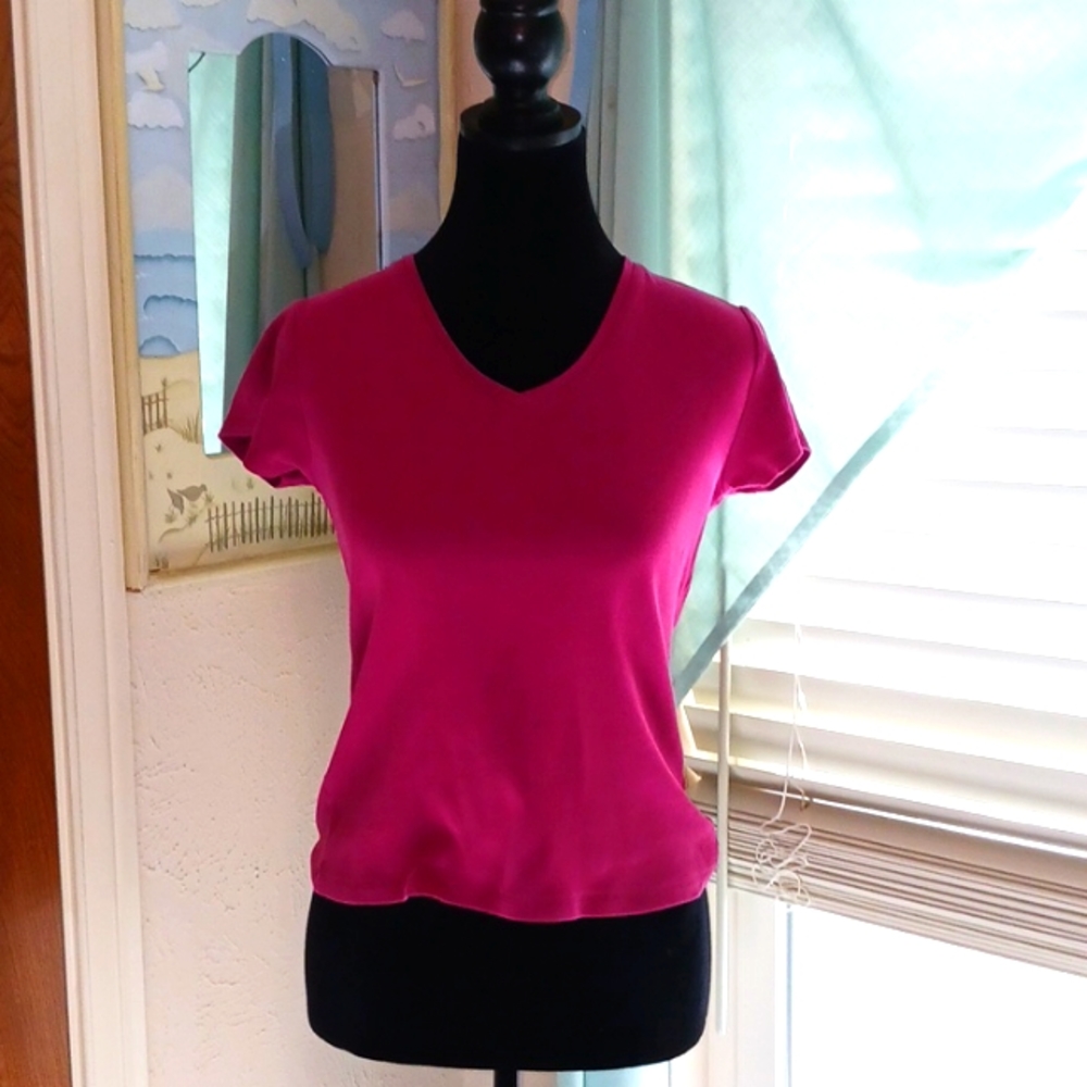 Geoffrey Beene Sport S fuchsia v-neck short sleeved tee, gently worn